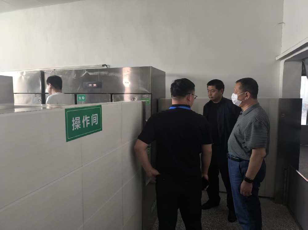 學校領(lǐng)導(dǎo)進行食堂食品安全檢查