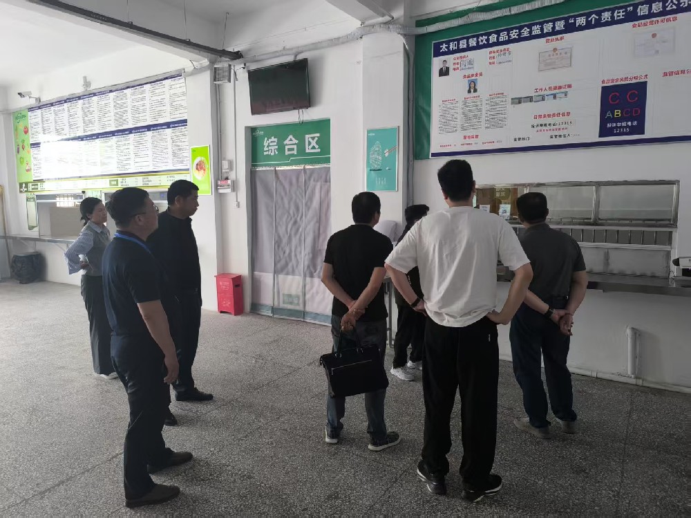 市監(jiān)局及教育局對我校食堂進行食品安全檢查