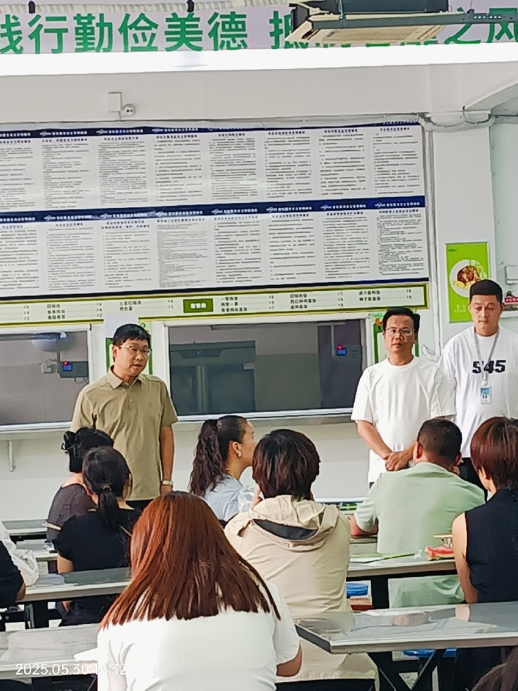 召開膳食監(jiān)督家長委員會會議