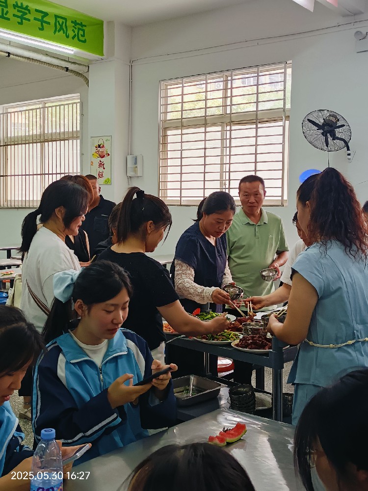 學生家長試吃食堂菜品