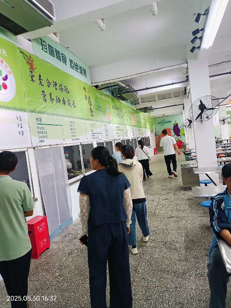學生家長檢查食堂環(huán)境及食品安全